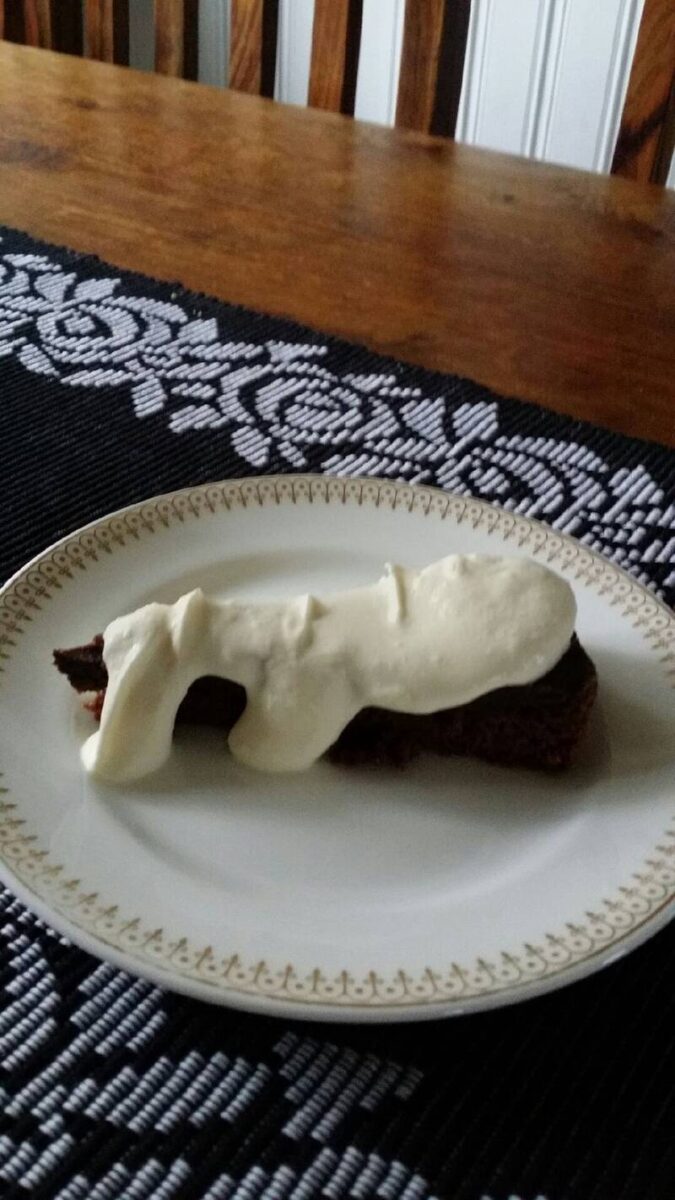 Kladdkaka med lakritsglasyr och citrongrädde