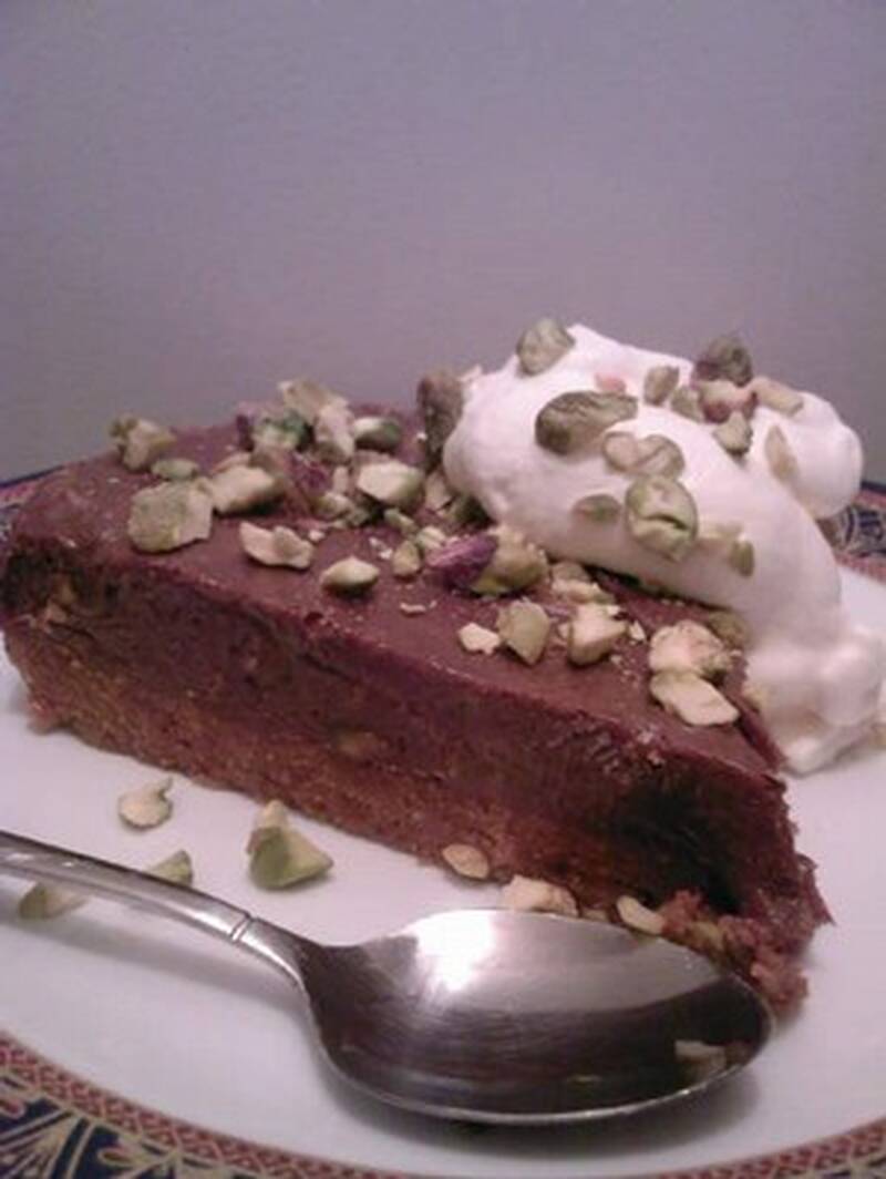 Choklad- och pistachtårta med krispig jordnötsbotten